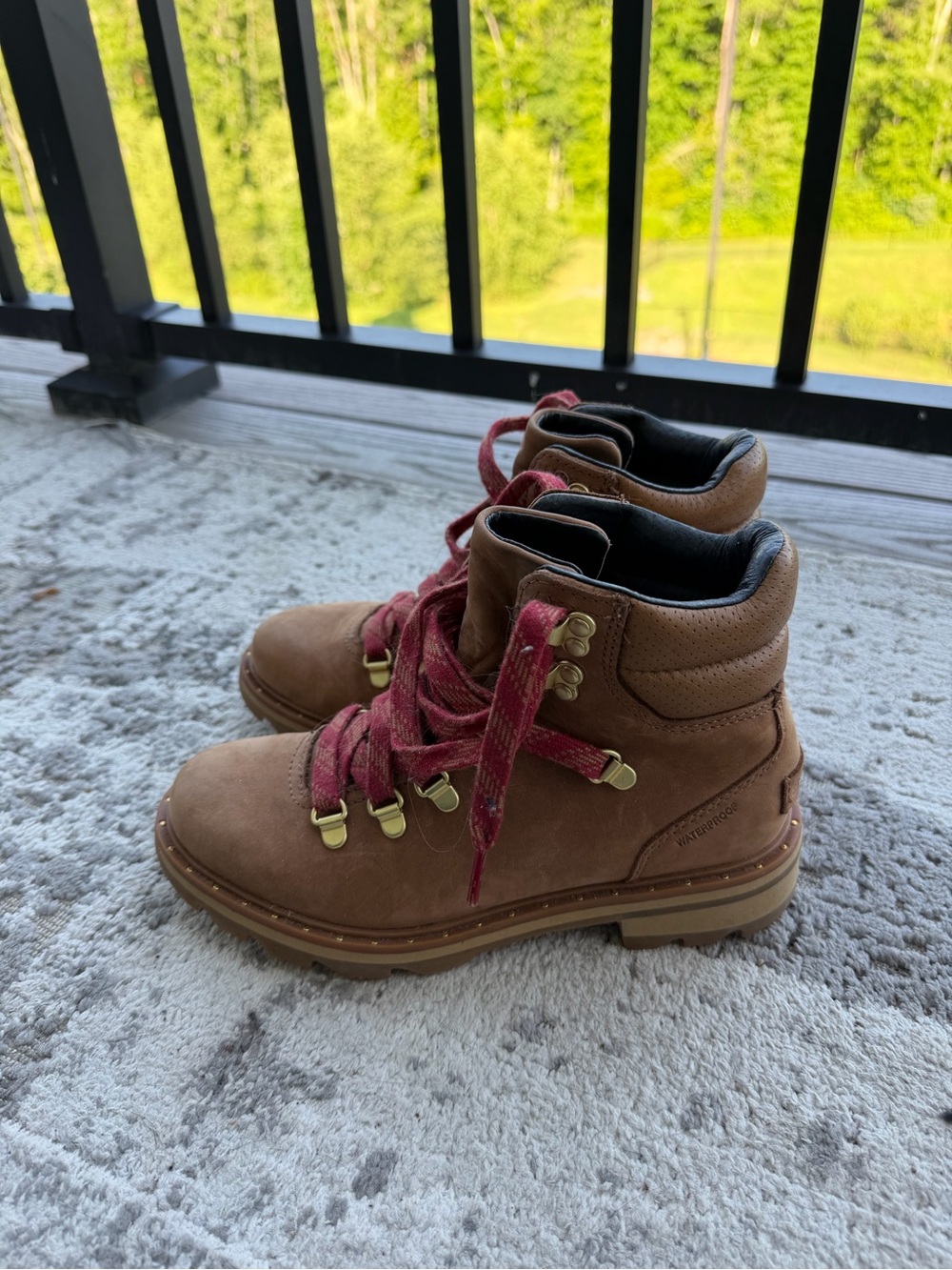 SOREL waterproof Hiking Boots with Red Laces size 6.5